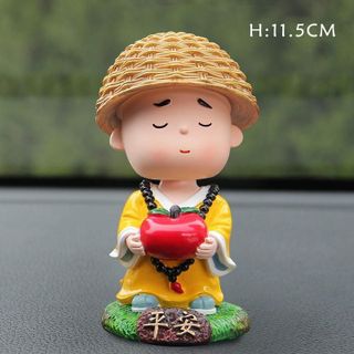Chú Tiểu Áo Vàng Bên Hươu-Tuần Lộc-Mang Lại An Toàn Và May Mắn Cho Chủ Xe