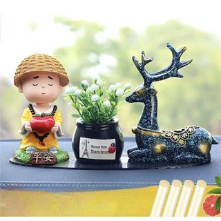 Chú Tiểu Áo Vàng Bên Hươu-Tuần Lộc-Mang Lại An Toàn Và May Mắn Cho Chủ Xe
