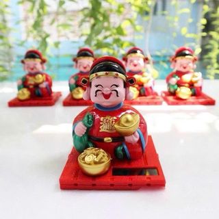 Ông Tượng Thần Tài Đỏ Gật Đầu Đặt Taplo Ô Tô Bằng Năng Lượng Mặt Trời - Tượng Phật Dùng Để Trang Trí Xe Ô Tô