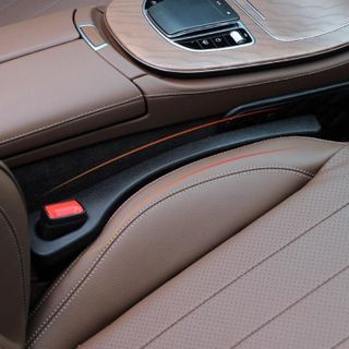 Miếng chặn khe ghế ô tô tránh rơi đồ vật bụi bẩn vào khe ghê ô tô chất liệu Polyurethane - KT 40.5x6.5cm