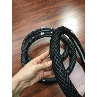 Bọc Vô Lăng Vương Miệng-Thiên Nga Kẻ Lưới Size 38cm Phù Hợp Cho Hầu Hết Các Loại Xe Thoáng Khí, Thấm Hút Mồ Hôi Tốt