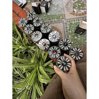 Sáp cốc khử mùi xe ô tô -Logo các hãng ô tô.lọ màu đen tráng bạc sang trọng