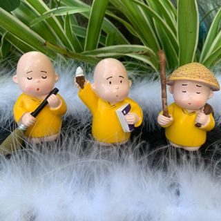 Bộ 3 chú tiểu mini quét rác mang lại cảm giác an nhiên thanh tịnh