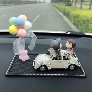 Set Đôi Tình Nhân Bé Nhỏ NGồi Xe Ô Tô Trang Trí Nhà Cửa, Xe Hơi, Bàn Học Khaihuyauto