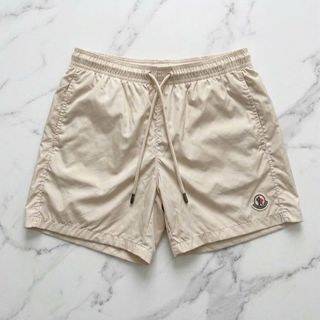 Short  Moncler basic logo.  Chất dù trơn, may lót lưới phía trong.