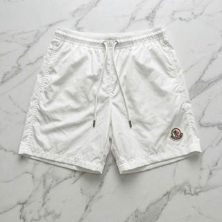 Short  Moncler basic logo.  Chất dù trơn, may lót lưới phía trong.