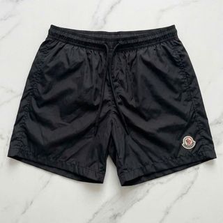 Short  Moncler basic logo.  Chất dù trơn, may lót lưới phía trong.