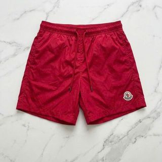 Short  Moncler basic logo.  Chất dù trơn, may lót lưới phía trong.
