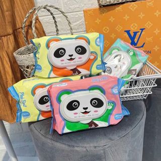Thùng 32 gói khăn ướt họa tiết hoạt hình ( gấu dâu, ddorremon, gấu trúc )