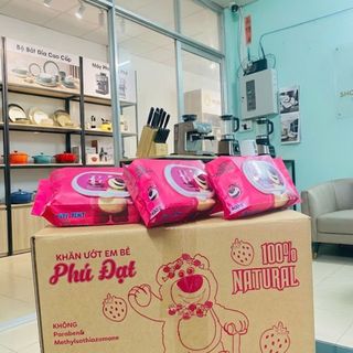 Thùng 32 gói khăn ướt họa tiết hoạt hình ( gấu dâu, ddorremon, gấu trúc )