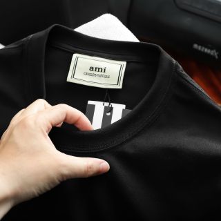 Áo Ami Logo Sọc in. Chất liệu cotton 4 chiều, co giãn mềm mịn, thấm hút mồ hôi tốt. Logo ngực thêu nổi bật, thân sọc in lụa sắc nét.