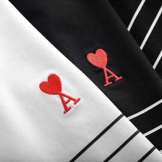 Áo Ami Logo Sọc in. Chất liệu cotton 4 chiều, co giãn mềm mịn, thấm hút mồ hôi tốt. Logo ngực thêu nổi bật, thân sọc in lụa sắc nét.