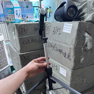 Gậy chụp ảnh R7S-L dài 1.7m, có vân chống trơn, có đèn trợ sáng