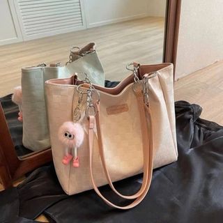 Túi xách nữ, túi đeo chéo da bóng in ô trám vuông tặng kèm móc treo size 36cm M639