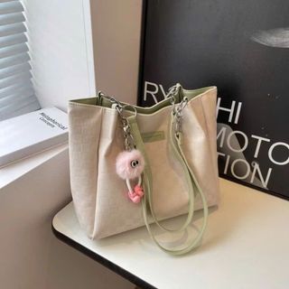 Túi xách nữ, túi đeo chéo da bóng in ô trám vuông tặng kèm móc treo size 36cm M639