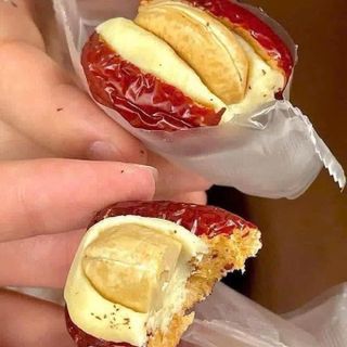COMBO 2 HỘP TÁO ĐỎ KẸP SỮA LẠC ĐÀ NHÂN HẠT ĐIỀU - MỖI HỘP 300GR