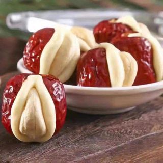COMBO 2 HỘP TÁO ĐỎ KẸP SỮA LẠC ĐÀ NHÂN HẠT ĐIỀU - MỖI HỘP 300GR