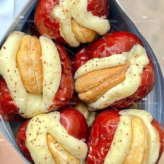 TÁO ĐỎ KẸP SỮA LẠC ĐÀ NHÂN HẠT ĐIỀU