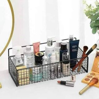 GIỎ LƯỚI SẮT ĐỂ TRONG PHÒNG VỆ SINH