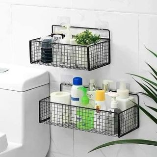 GIỎ LƯỚI SẮT ĐỂ TRONG PHÒNG VỆ SINH