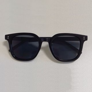 Kính râm nhiều màu có đính đinh tán hai tông màu đen, kính râm màu gradient hồng, kính râm màu trà, kính râm màu hồng