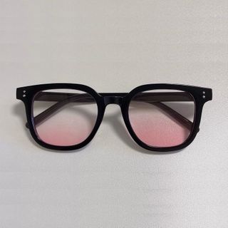 Kính râm nhiều màu có đính đinh tán hai tông màu đen, kính râm màu gradient hồng, kính râm màu trà, kính râm màu hồng