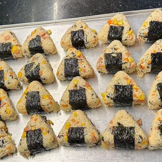 KHUÔN CƠM NẮM ONIGIRI CHO BÉ SIÊU DỄ THƯƠNG
