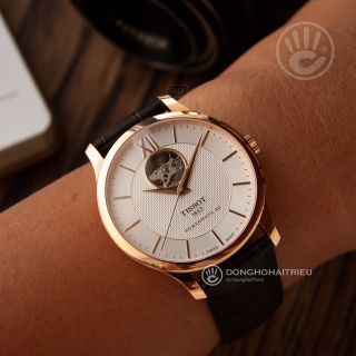 ĐỒNG HỒ NAM CƠ THUỴ SỸ TISOC DÂY DA KÍNH SAPHIRE LỘ MÁY MẶT TRẮNG VIỀN ĐỒNG