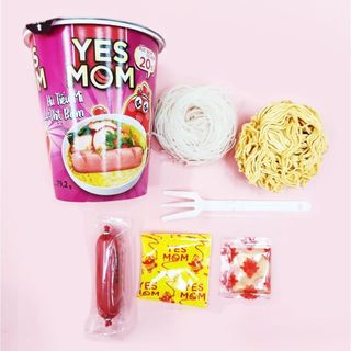 Thùng 24 Ly Hủ Tiếu Mì Thịt Bằm Yes Mom Có Xúc Xích 79.2g/ly - Thêm 20% Xúc Xích