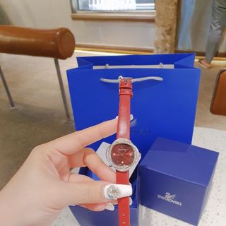 XẢ KHO MÁY THUỴ ĐỒNG HỒ NỮ CAO CẤP SWAROKI DÂY DA ĐỎ VIỀN ĐÁ