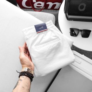 Mẫu quần short thêu nam với chất kaki chính phẩm dày dặn, mịn, co giãn tốt.