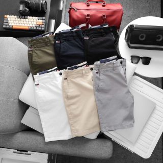 Mẫu quần short thêu nam với chất kaki chính phẩm dày dặn, mịn, co giãn tốt.