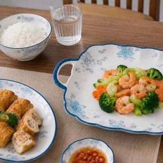 ĐĨA SỨ VUÔNG CÓ QUAI XOẮN HOA XANH GL290 (T40)