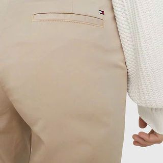 Quần kaki dài nam. Chất vải 98% cotton dày dặn đanh mịn 2% sợi Spandex co giãn thoải mái.