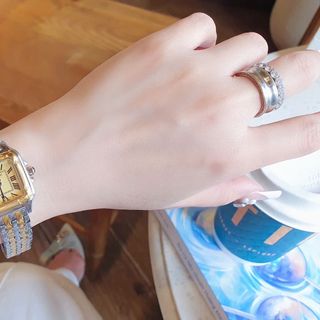 SĂN SALE MÙA HÈ ĐỒNG HỒ NỮ TRUNG CẤP KATIER MẶT VUÔNG KHOÁ BƯỚM