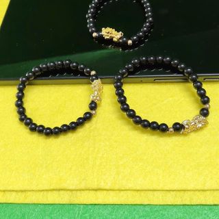 Chuỗi đeo tay màu đen có ty hưu