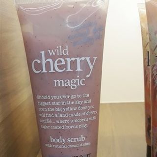Tẩy tế bào toàn thân Treaclemoon Wild Cherry Magic 225ml (màu hồng)