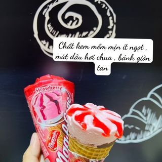 Kem ốc quế dâu Magnolia Thái Lan