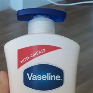 Dưỡng thể Vaseline Healthy Bright 725ml(màu hồng)
