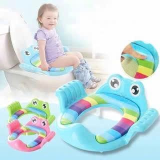 LÓT BỒN CẦU ẾCH CHO BÉ CÓ TAY VỊN