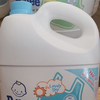 Nước giặt quần áo em bé D-nee xanh 3 lít