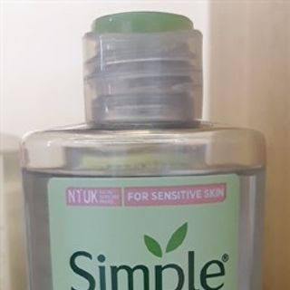 Nước hoa hồng dưỡng ẩm, làm sạch da Simple Soothing Facial Toner 200ml