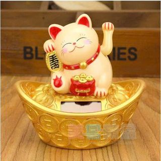 MÈO THẦN TÀI MAY MẮN NGỒI TRÊN THỎI VÀNG