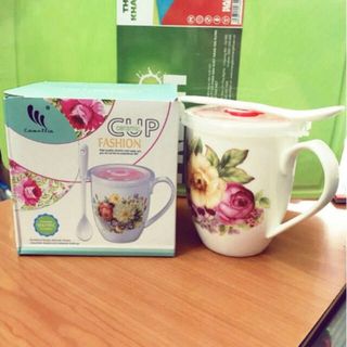 LY SỨ QUAI CẦM CÓ NẮP KÈM MUỖNG SỨ