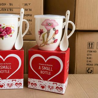 LY SỨ QUAI CẦM CÓ NẮP KÈM MUỖNG SỨ