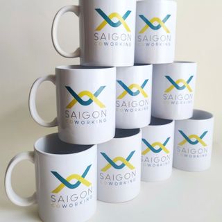 Ly Sứ In Logo Doanh Nghiệp – Nhận In Sỉ Số Lượng Lớn Mô tả ngắn: Ly sứ in logo theo yêu cầu – giá sỉ tận xưởng, in từ 50 cái trở lên