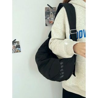 🖤 TÚI CHÉO NHÚN BẦU FORM HOT TREND – RỘNG RÃI, ĐẸP MẮT, DỄ PHỐI ĐỒ