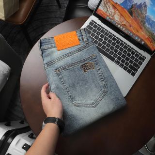 JEAN NAM. Chất jean cao cấp, dày dặn, co giãn nhẹ, mặc thoải mái cả ngày.