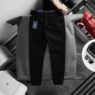Mẫu quần kaki dài nam thêu với chất kaki dày dặn, mịn, co giãn tốt.