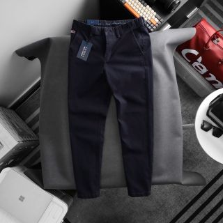 Mẫu quần kaki dài nam thêu với chất kaki dày dặn, mịn, co giãn tốt.
